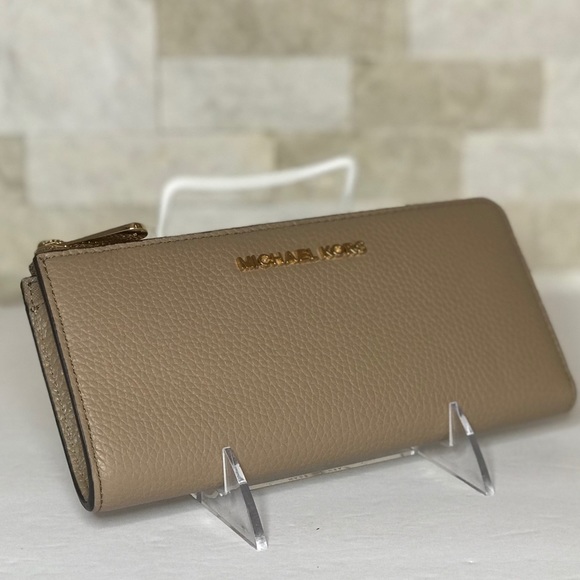 Michael Kors Handbags - Michael Kors Jet Set Travel LG Tree QTR Zip